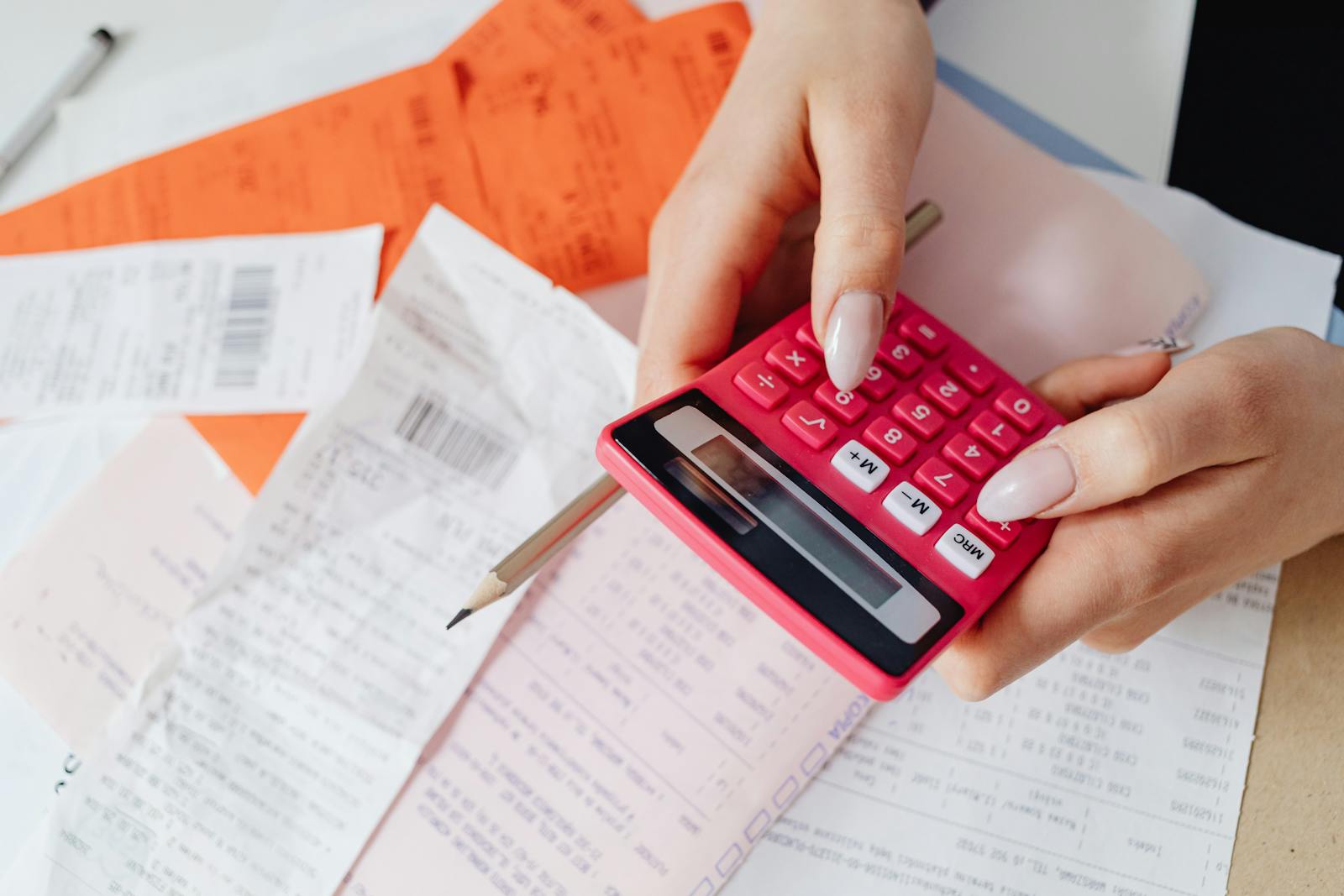 Mãos usando calculadora