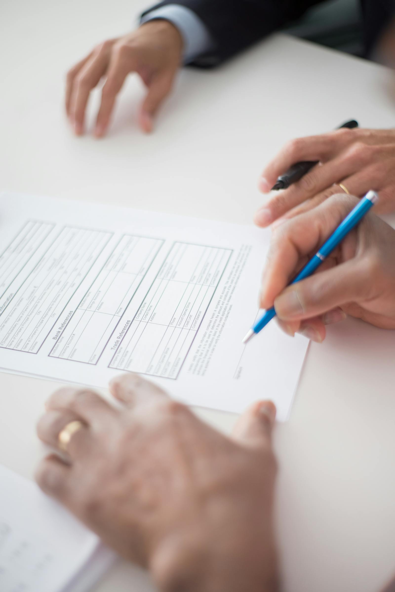 Mãos assinando documento