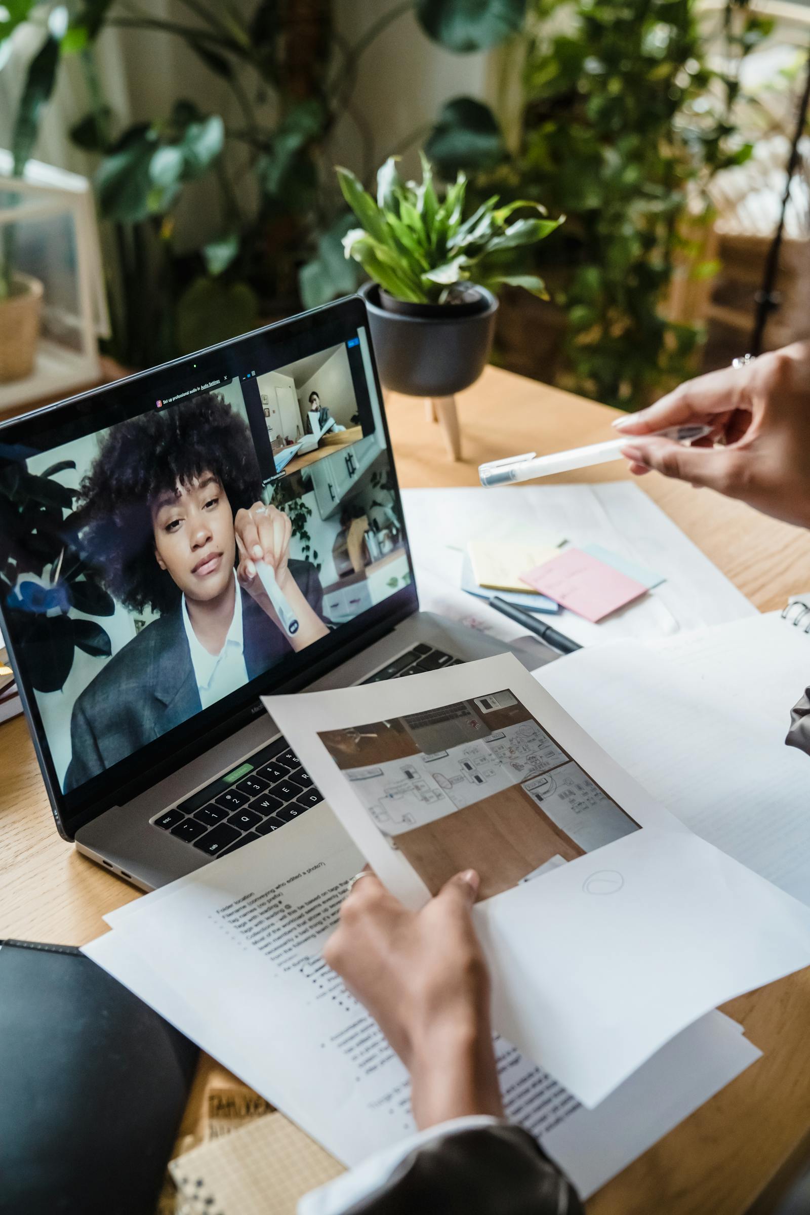 Videochamada com documentos no laptop